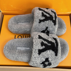 顶级版本:情侣款 Louis Vuitton路易威登 LV驴牌 泰迪 羊羔毛拖鞋 本款 Paseo Comfort 平底 顶级版本:情侣款 Louis Vuitton路易威登 LV驴牌 泰迪 羊羔毛拖鞋 本款 Paseo Comfort 平底