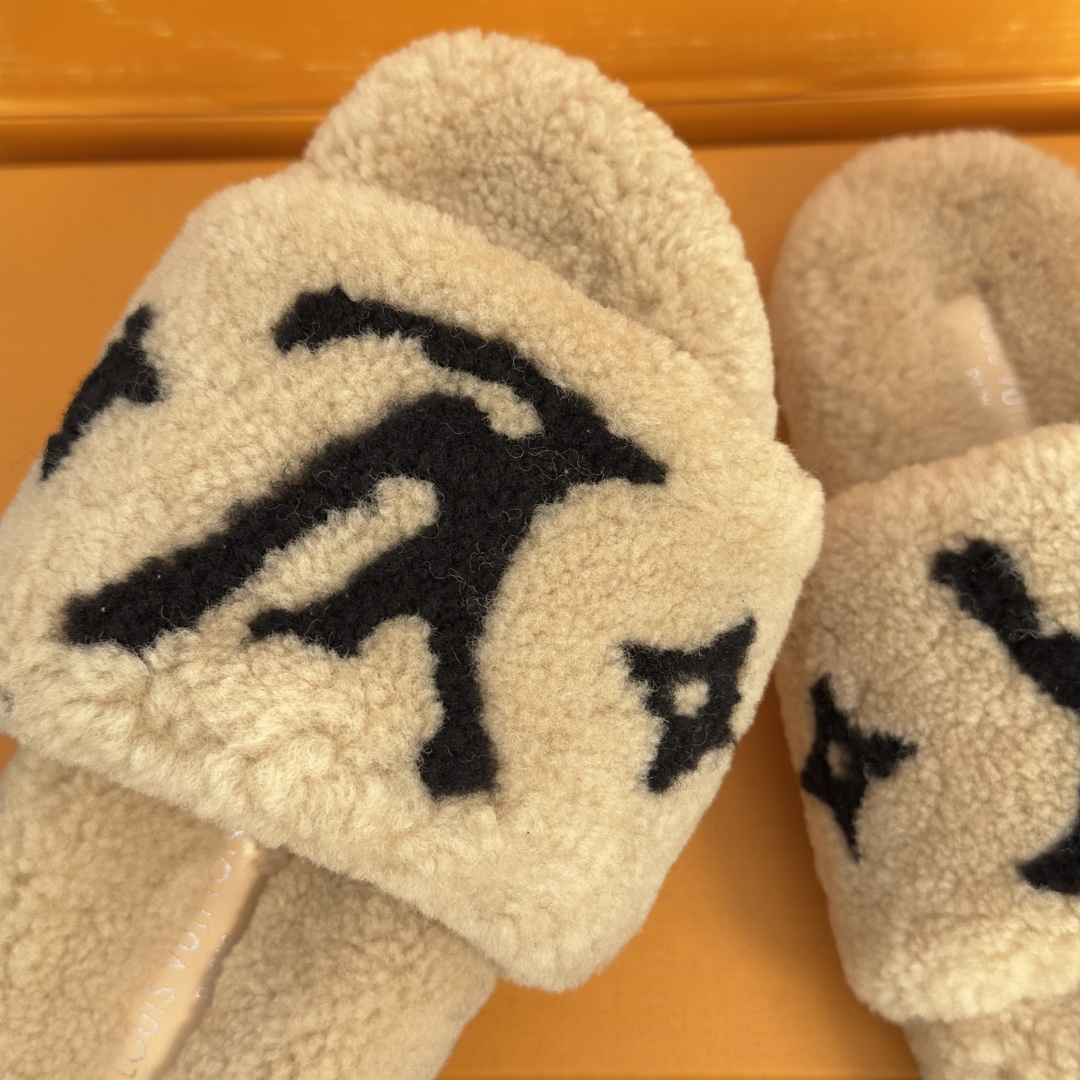 顶级版本:情侣款 Louis Vuitton路易威登 LV驴牌 泰迪 羊羔毛拖鞋 本款 Paseo Comfort 平底 顶级版本:情侣款 Louis Vuitton路易威登 LV驴牌 泰迪 羊羔毛拖鞋 本款 Paseo Comfort 平底
