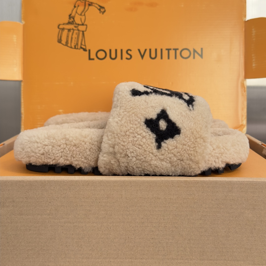 顶级版本:情侣款 Louis Vuitton路易威登 LV驴牌 泰迪 羊羔毛拖鞋 本款 Paseo Comfort 平底 顶级版本:情侣款 Louis Vuitton路易威登 LV驴牌 泰迪 羊羔毛拖鞋 本款 Paseo Comfort 平底