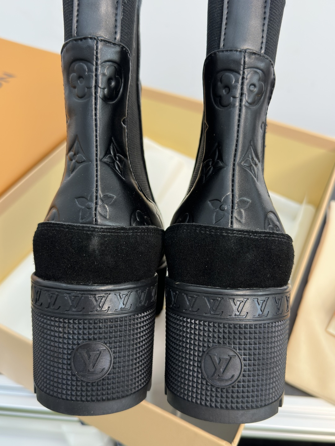顶级版本：女款 LV路易威登 驴牌L家Laureate 系列 厚底  沙地靴 短靴 马丁靴 骑士靴 包裹式皮革鞋带、厚底