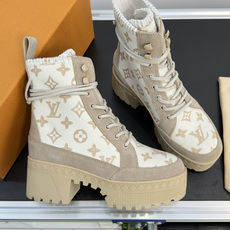 顶级版本:女款 LV路易威登 驴牌L家Laureate 系列 厚底 沙地靴 短靴 马丁靴 骑士靴 包裹式皮革鞋带、厚底 顶级版本:女款 LV路易威登 驴牌L家Laureate 系列 厚底 沙地靴 短靴 马丁靴 骑士靴 包裹式皮革鞋带、厚底