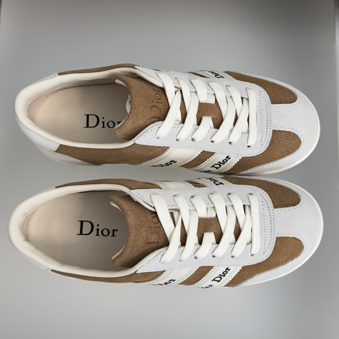 顶级版本:女款 Dior迪奥 最新Ribbon系列 休闲 运动鞋 德训鞋 阿甘鞋 这款 Dior Ribbon 运动鞋由 顶级版本:女款 Dior迪奥 最新Ribbon系列 休闲 运动鞋 德训鞋 阿甘鞋 这款 Dior Ribbon 运动鞋由