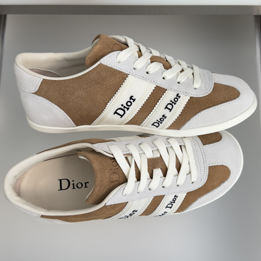 顶级版本:女款 Dior迪奥 最新Ribbon系列 休闲 运动鞋 德训鞋 阿甘鞋 这款 Dior Ribbon 运动鞋由 顶级版本:女款 Dior迪奥 最新Ribbon系列 休闲 运动鞋 德训鞋 阿甘鞋 这款 Dior Ribbon 运动鞋由