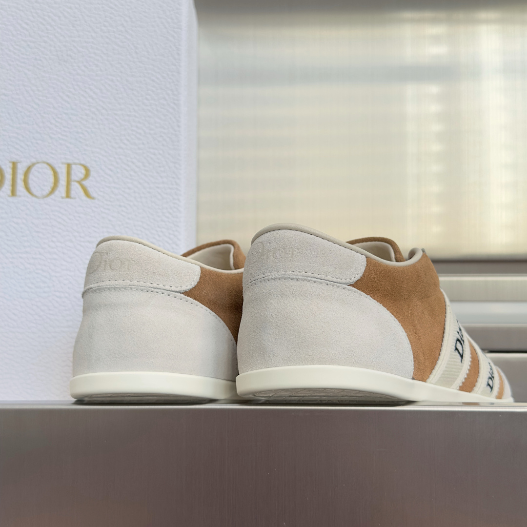 顶级版本:女款 Dior迪奥 最新Ribbon系列 休闲 运动鞋 德训鞋 阿甘鞋 这款 Dior Ribbon 运动鞋由 顶级版本:女款 Dior迪奥 最新Ribbon系列 休闲 运动鞋 德训鞋 阿甘鞋 这款 Dior Ribbon 运动鞋由