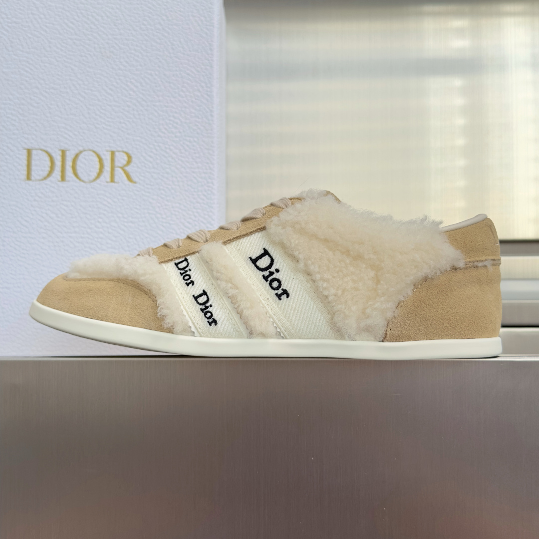 顶级版本：女款 Dior迪奥 最新Ribbon系列 休闲 运动鞋 德训鞋 阿甘鞋 这款 Dior Ribbon 运动鞋由