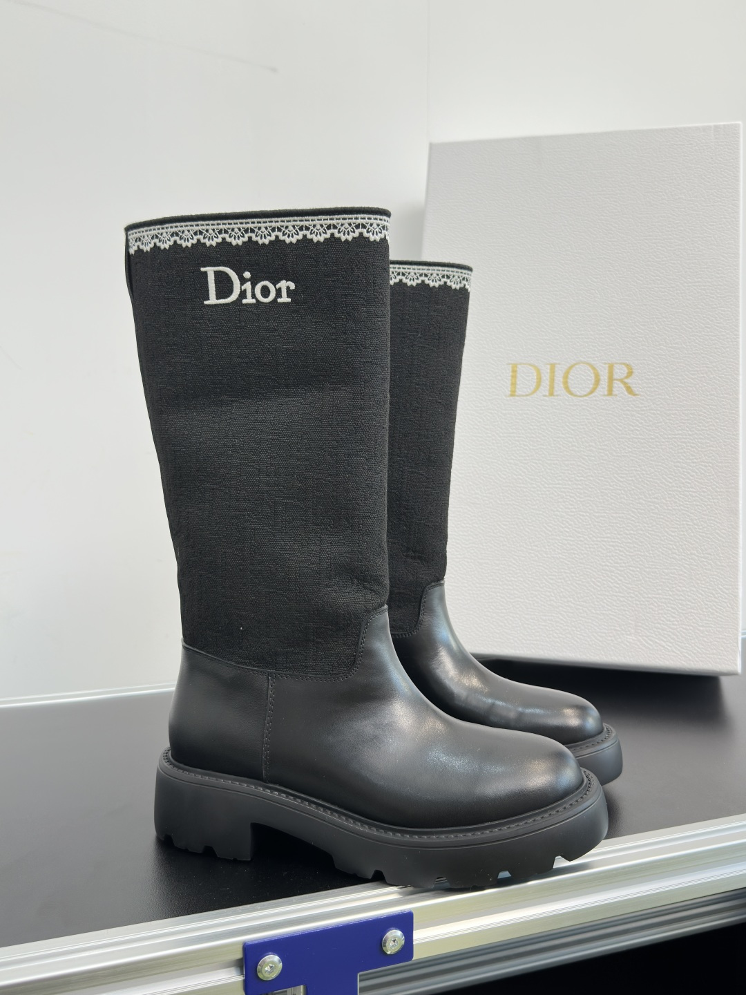 顶级版本:女款 Dior迪奥 最新款Dentelle系列 刺绣 蕾丝 短靴 这款 Dior Dentelle 靴子由乔纳 顶级版本:女款 Dior迪奥 最新款Dentelle系列 刺绣 蕾丝 短靴 这款 Dior Dentelle 靴子由乔纳