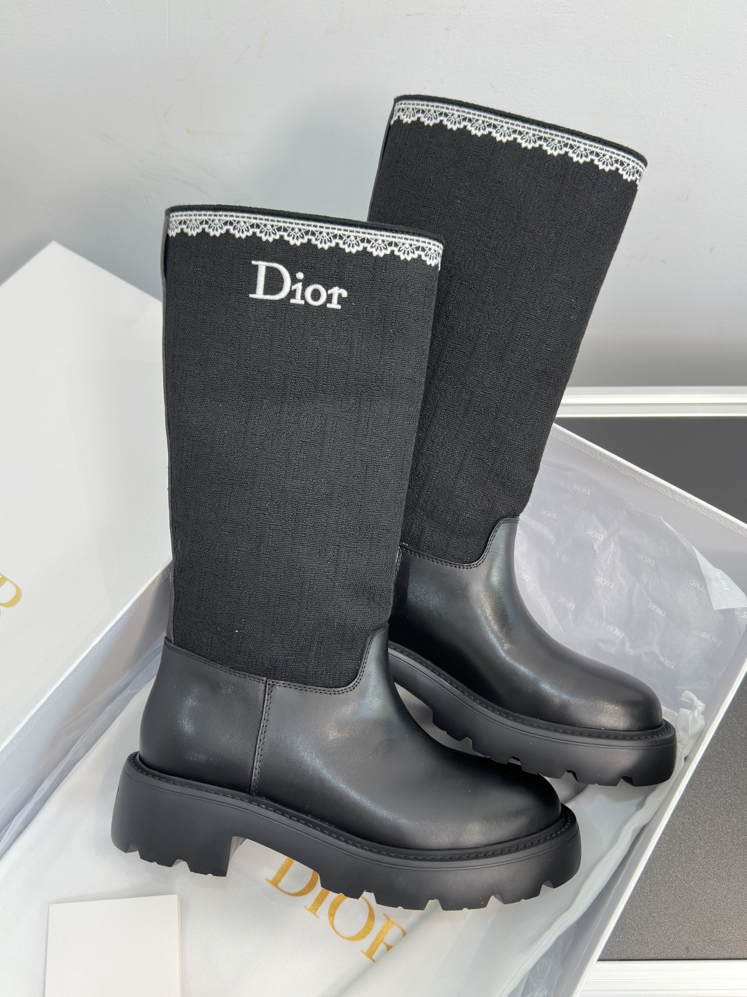 顶级版本:女款 Dior迪奥 最新款Dentelle系列 刺绣 蕾丝 短靴 这款 Dior Dentelle 靴子由乔纳 顶级版本:女款 Dior迪奥 最新款Dentelle系列 刺绣 蕾丝 短靴 这款 Dior Dentelle 靴子由乔纳