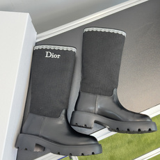顶级版本:女款 Dior迪奥 最新款Dentelle系列 刺绣 蕾丝 短靴 这款 Dior Dentelle 靴子由乔纳 顶级版本:女款 Dior迪奥 最新款Dentelle系列 刺绣 蕾丝 短靴 这款 Dior Dentelle 靴子由乔纳