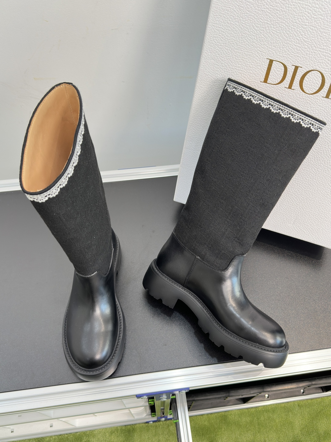 顶级版本:女款 Dior迪奥 最新款Dentelle系列 刺绣 蕾丝 短靴 这款 Dior Dentelle 靴子由乔纳 顶级版本:女款 Dior迪奥 最新款Dentelle系列 刺绣 蕾丝 短靴 这款 Dior Dentelle 靴子由乔纳