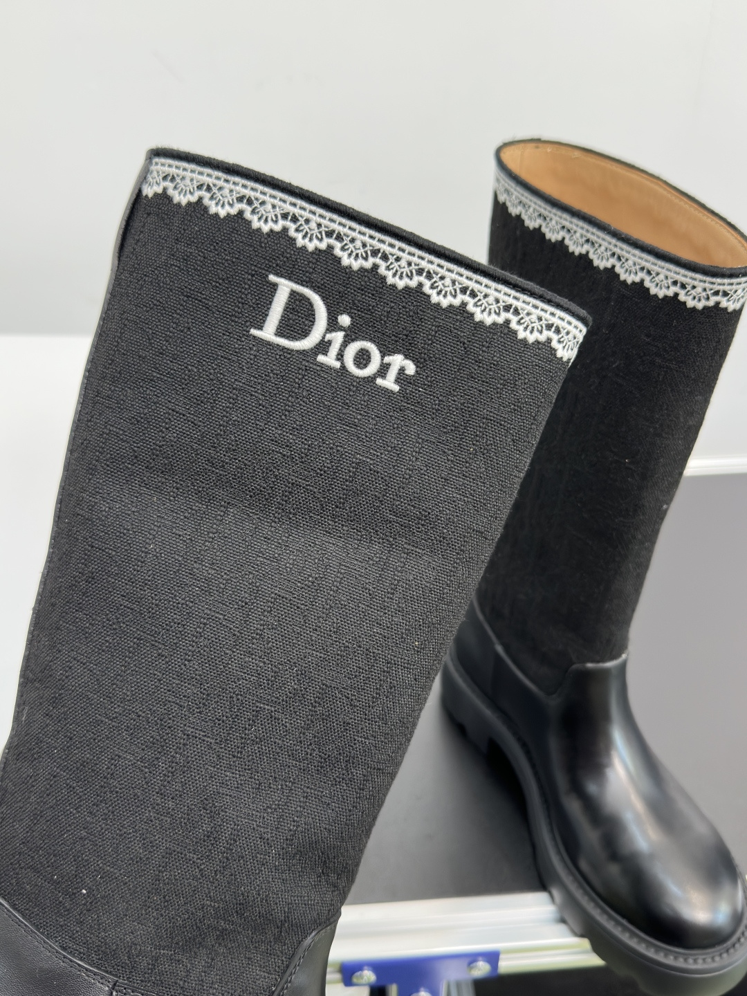 顶级版本:女款 Dior迪奥 最新款Dentelle系列 刺绣 蕾丝 短靴 这款 Dior Dentelle 靴子由乔纳 顶级版本:女款 Dior迪奥 最新款Dentelle系列 刺绣 蕾丝 短靴 这款 Dior Dentelle 靴子由乔纳