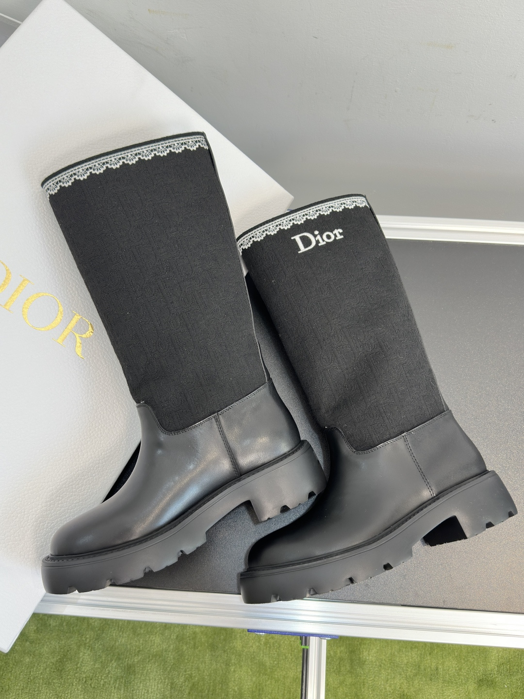 顶级版本:女款 Dior迪奥 最新款Dentelle系列 刺绣 蕾丝 短靴 这款 Dior Dentelle 靴子由乔纳 顶级版本:女款 Dior迪奥 最新款Dentelle系列 刺绣 蕾丝 短靴 这款 Dior Dentelle 靴子由乔纳