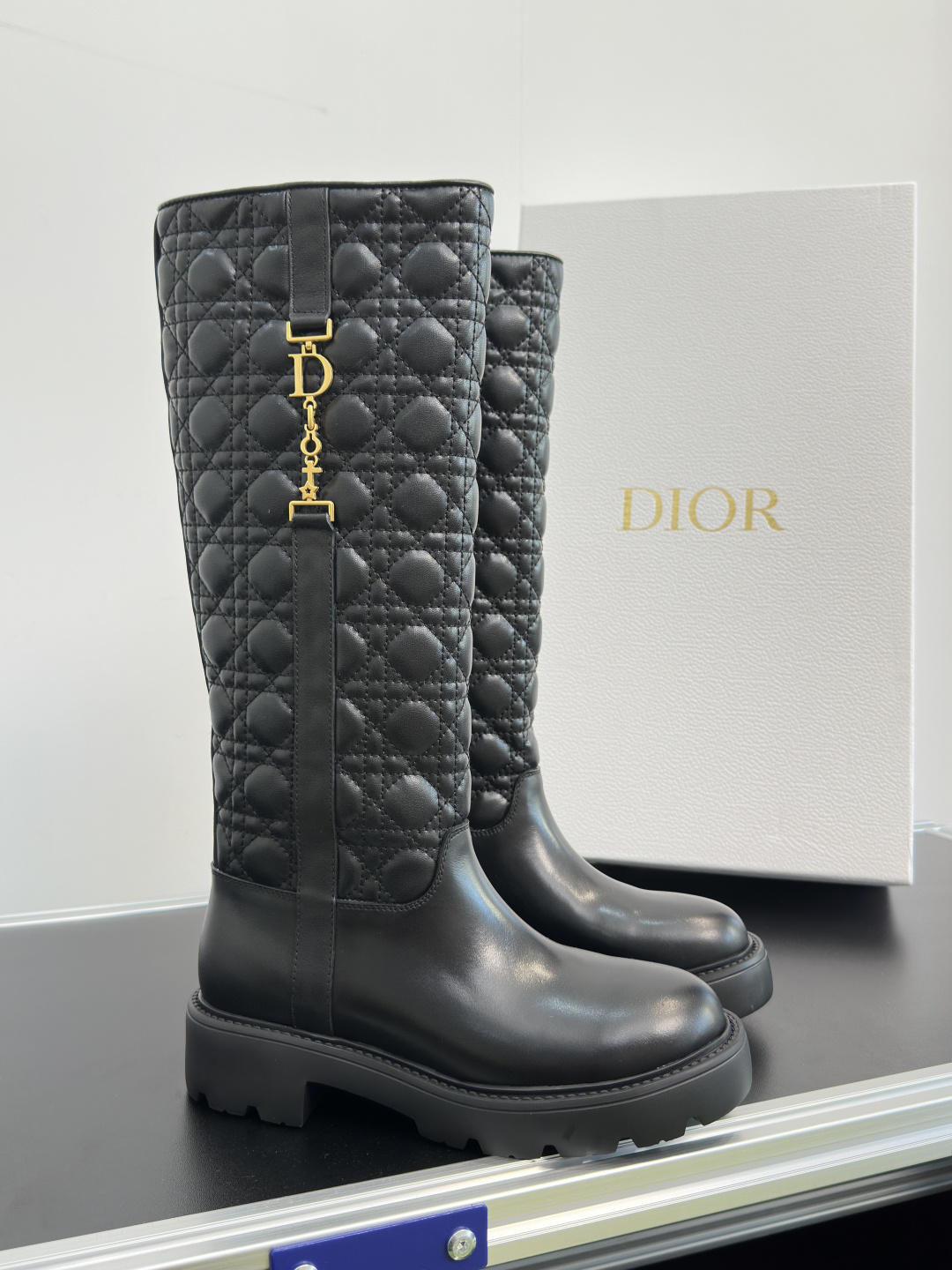 顶级版本：女款 Dior迪奥 最新款 Diorly系列 藤格纹 厚底 短靴 及踝靴 这款 Diorly 及踝靴由乔纳森·