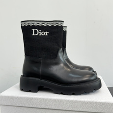 顶级版本:女款 Dior迪奥 最新款Dentelle系列 刺绣 蕾丝 短靴 这款 Dior Dentelle 靴子由乔纳 顶级版本:女款 Dior迪奥 最新款Dentelle系列 刺绣 蕾丝 短靴 这款 Dior Dentelle 靴子由乔纳