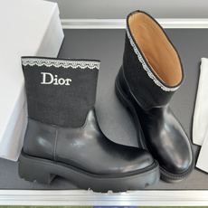 顶级版本:女款 Dior迪奥 最新款Dentelle系列 刺绣 蕾丝 短靴 这款 Dior Dentelle 靴子由乔纳 顶级版本:女款 Dior迪奥 最新款Dentelle系列 刺绣 蕾丝 短靴 这款 Dior Dentelle 靴子由乔纳