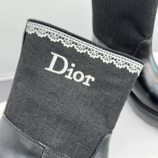 顶级版本:女款 Dior迪奥 最新款Dentelle系列 刺绣 蕾丝 短靴 这款 Dior Dentelle 靴子由乔纳 顶级版本:女款 Dior迪奥 最新款Dentelle系列 刺绣 蕾丝 短靴 这款 Dior Dentelle 靴子由乔纳