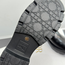 顶级版本:女款 Dior迪奥 最新款Ride系列 厚底 切尔西 短靴 及踝靴 这款 Dior Ride 及踝靴以现代风格 顶级版本:女款 Dior迪奥 最新款Ride系列 厚底 切尔西 短靴 及踝靴 这款 Dior Ride 及踝靴以现代风格
