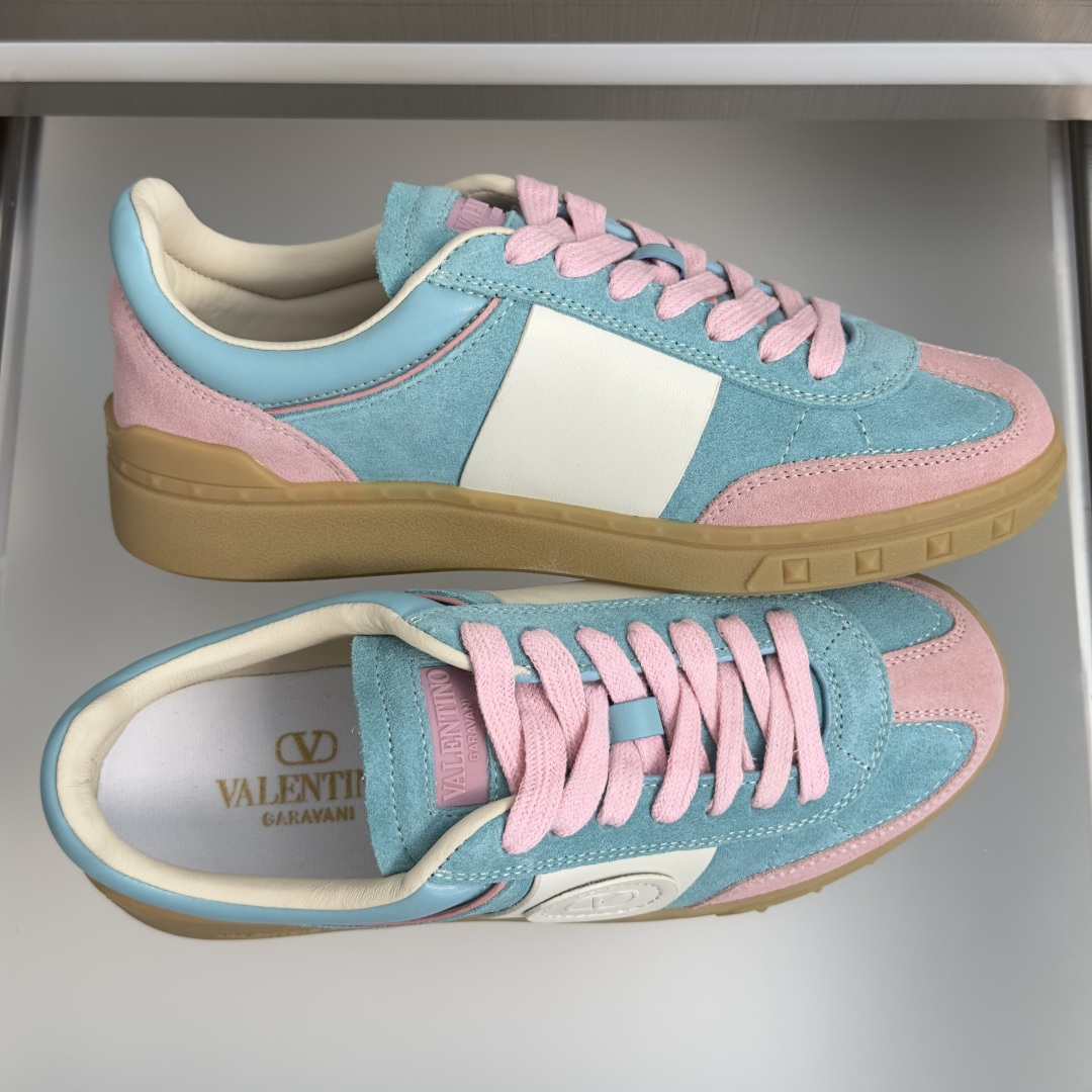 顶级版本:情侣款 VALENTINO华伦天奴V家UPVILLAGE系列 铆钉 情侣款 休闲 运动鞋 原版购入开发 做货 顶级版本:情侣款 VALENTINO华伦天奴V家UPVILLAGE系列 铆钉 情侣款 休闲 运动鞋 原版购入开发 做货