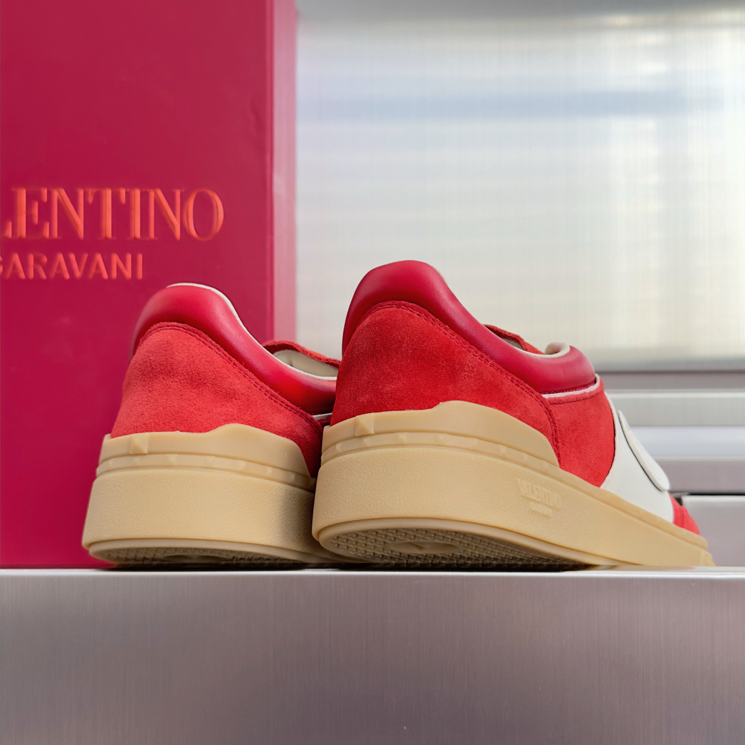 顶级版本:情侣款 VALENTINO华伦天奴V家UPVILLAGE系列 铆钉 情侣款 休闲 运动鞋 原版购入开发 做货 顶级版本:情侣款 VALENTINO华伦天奴V家UPVILLAGE系列 铆钉 情侣款 休闲 运动鞋 原版购入开发 做货