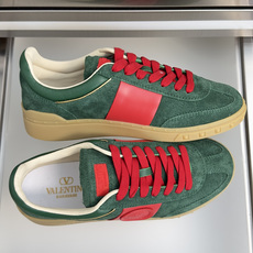 顶级版本:情侣款 VALENTINO华伦天奴V家UPVILLAGE系列 铆钉 情侣款 休闲 运动鞋 原版购入开发 做货 顶级版本:情侣款 VALENTINO华伦天奴V家UPVILLAGE系列 铆钉 情侣款 休闲 运动鞋 原版购入开发 做货