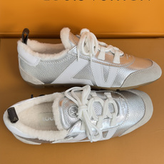 顶级版本:女款 LV路易威登 L家 驴牌 最新Sneakerina系列 玛丽珍 芭蕾运动鞋 德训鞋 休闲 平底鞋 本款 顶级版本:女款 LV路易威登 L家 驴牌 最新Sneakerina系列 玛丽珍 芭蕾运动鞋 德训鞋 休闲 平底鞋 本款