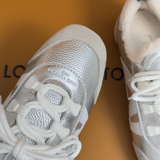 顶级版本:女款 LV路易威登 L家 驴牌 最新Sneakerina系列 玛丽珍 芭蕾运动鞋 德训鞋 休闲 平底鞋 本款 顶级版本:女款 LV路易威登 L家 驴牌 最新Sneakerina系列 玛丽珍 芭蕾运动鞋 德训鞋 休闲 平底鞋 本款