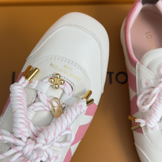 顶级版本:女款 LV路易威登 L家 驴牌 最新Sneakerina系列 玛丽珍 芭蕾运动鞋 德训鞋 休闲 平底鞋 本款 顶级版本:女款 LV路易威登 L家 驴牌 最新Sneakerina系列 玛丽珍 芭蕾运动鞋 德训鞋 休闲 平底鞋 本款