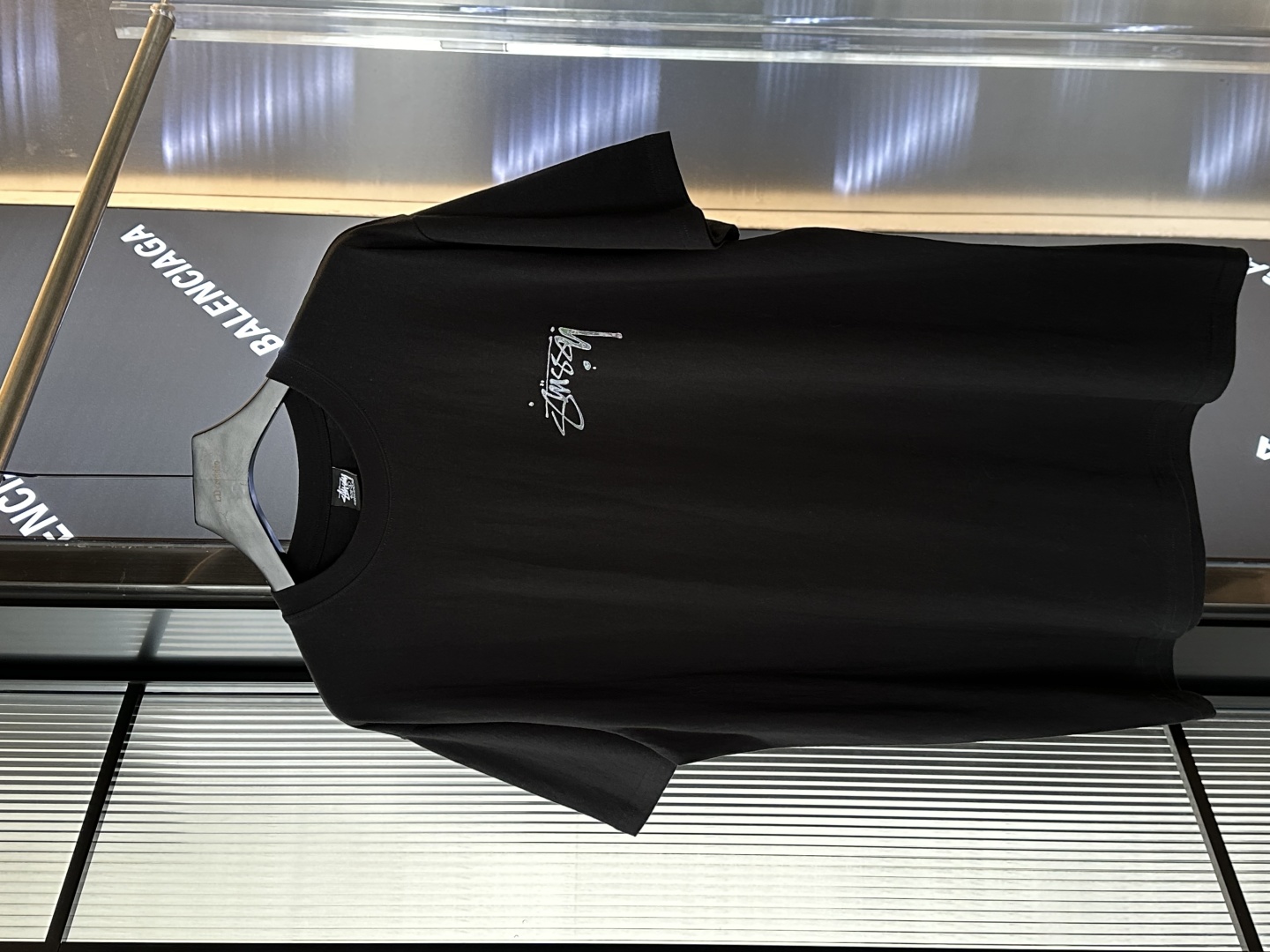 P95
𝗦𝘁𝘂𝘀𝘀𝘆/斯图西 2025新款水银字母图案logo印花休闲情侣圆领短袖,日本购回原版 、人手必备款,240g纯棉纯棉OE纱,不起球不起毛,上手质感绝对可对比!环保进口印花浆料!质量保证、定制面料、定织定染、包浆印刷环保不开裂,欢迎对比质量,,男女同款!
颜色:黑色 白色
尺码:S-XL