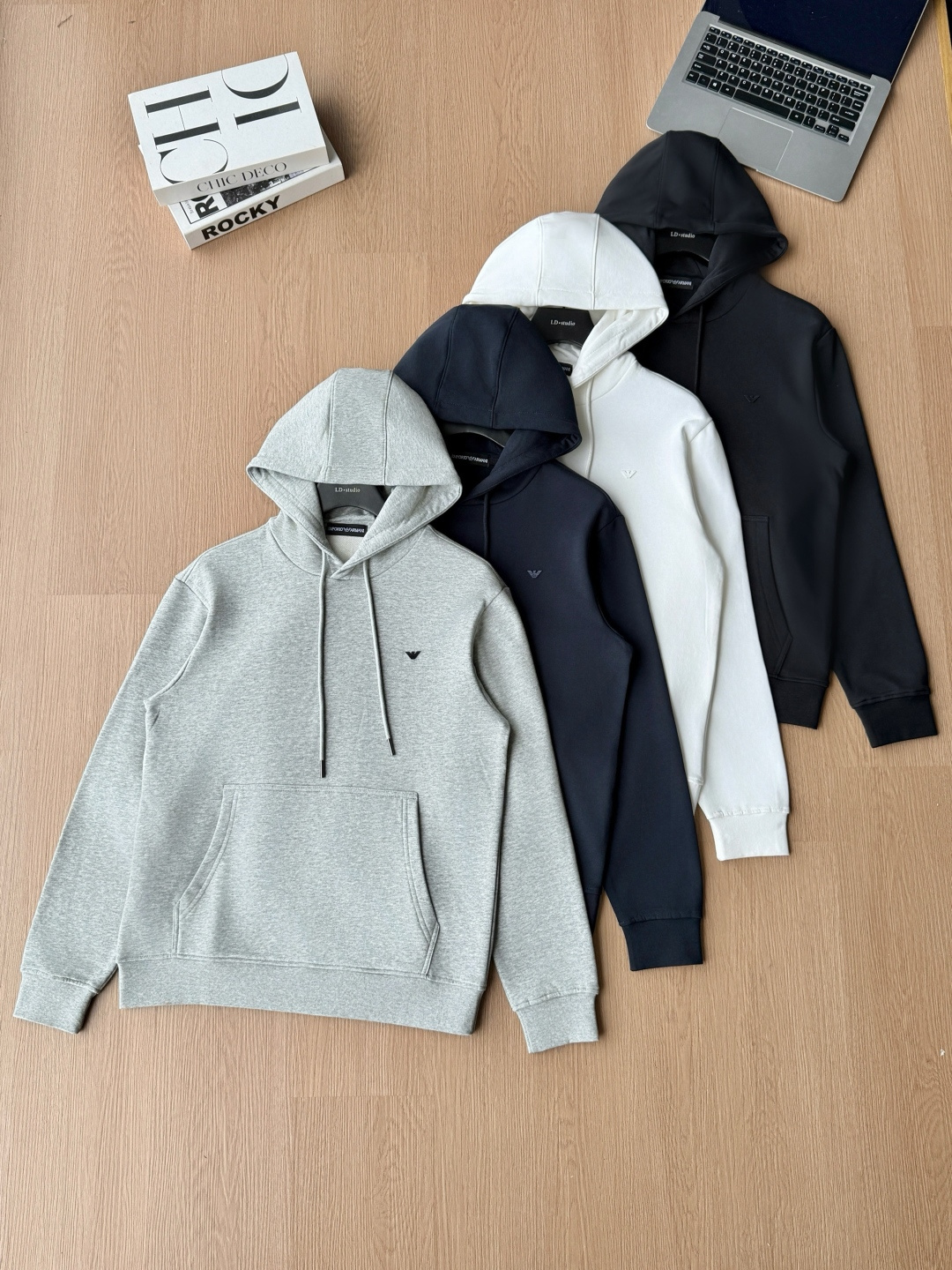 P115 Emporio Armsni 2026 Otoño nuevo producto de la misma tienda, chaqueta con capucha de algodón con estampa…