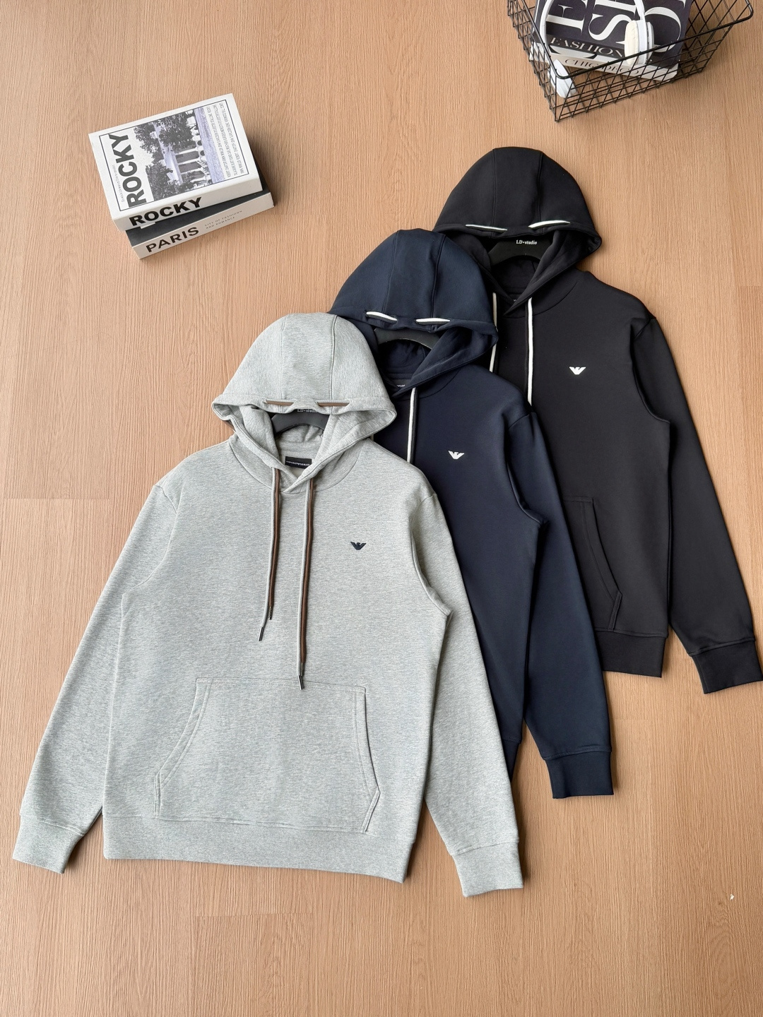 P115 Emporio Armani 2026 Otoño nuevo producto de la misma tienda, chaqueta con capucha de algodón con bordado…