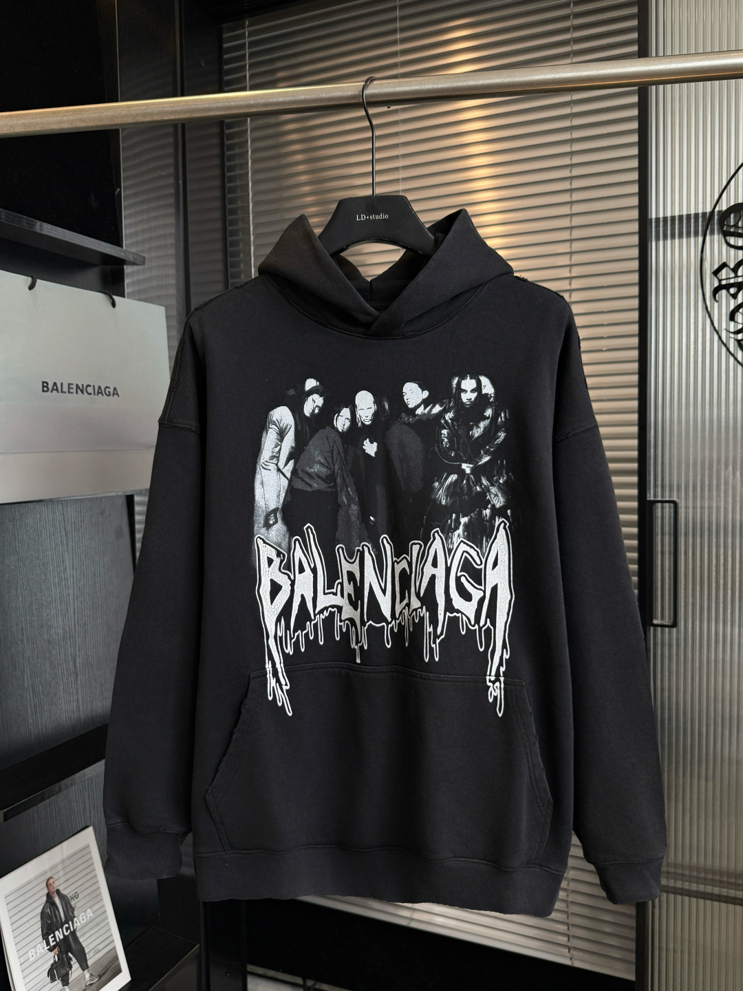 P190 🆙Balenciaga𝗕𝗮𝗹𝗲𝗻𝗰𝗶𝗮𝗴𝗮-blcg sudadera con capucha con retrato de banda Confeccionada con tejido a medida …