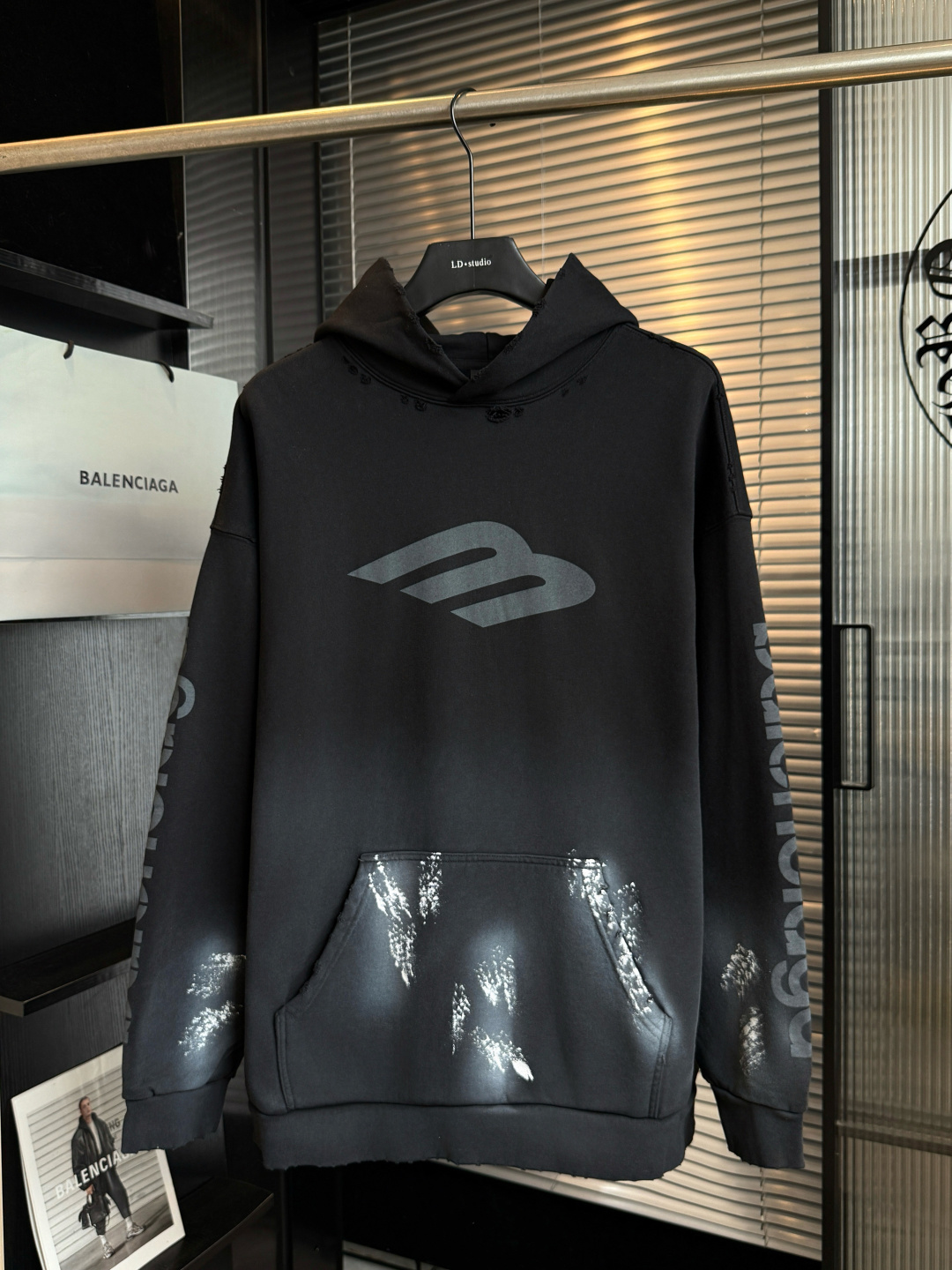 P190 🥝Personalización de alta gama🥝 𝗕𝗮𝗹𝗲𝗻𝗰𝗶𝗮𝗴𝗮/Balenciaga 2026 FW Big M cemento graffiti sudadera con capuc…