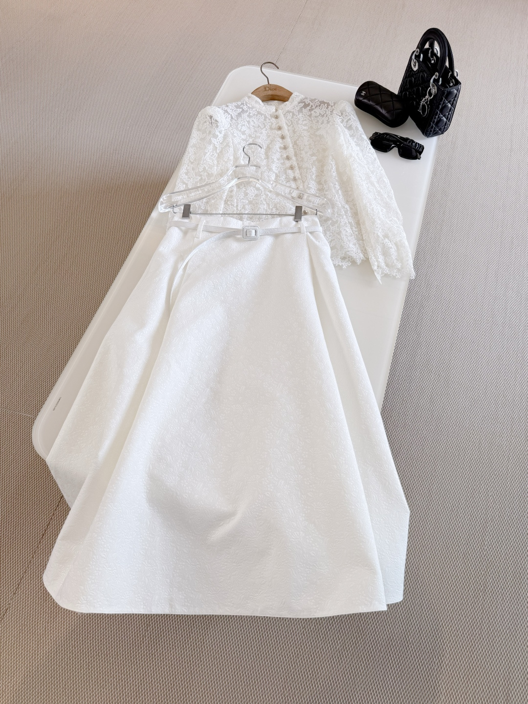 NO:807780,DIO 26S three-dimensional relief white jacquard skirt. It adopts exquisite 3D jacquard craftsmanship. It has a low-key texture. The high-waisted A-line umbrella skirt design modifies the waistline and elongates the leg proportions. It is lined with silk and matched with a belt. It is elegant and shows French nobility., dior, skirts, real silk,19860909DIO 26S 立体浮雕白色提花半身裙 采用精致3D提花工艺 低调纹理质感,高腰A字伞裙设计修饰腰线拉长腿部比例 内里真丝 搭配腰带 优雅又显法式高贵气质,,dior,skirts,real silk,,Women's clothing