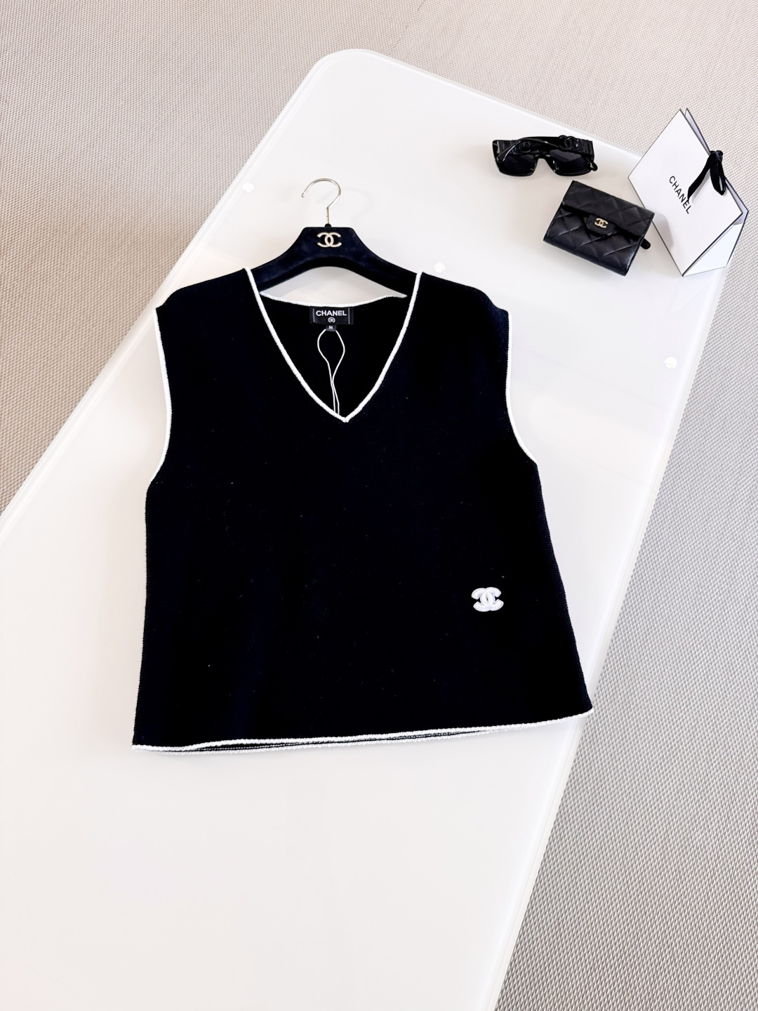 NO:807794,CHA 26S Black deep V stretch rib knitted vest. Black V-neck knitted vest. Made of high-quality wool. Soft and warm. V-neck + white piping design, simple and elegant. Full score for minimalist style. Sleeveless tailoring. Top quality for sale.19860909CHA 26S 黑色深V弹力罗纹针织背心 黑色V领针织背心 采用高品质羊毛 柔软又保暖 V领+白色滚边设计,简约优雅 极简风格满分 无袖剪裁 顶级品质发售,,,Women's clothing