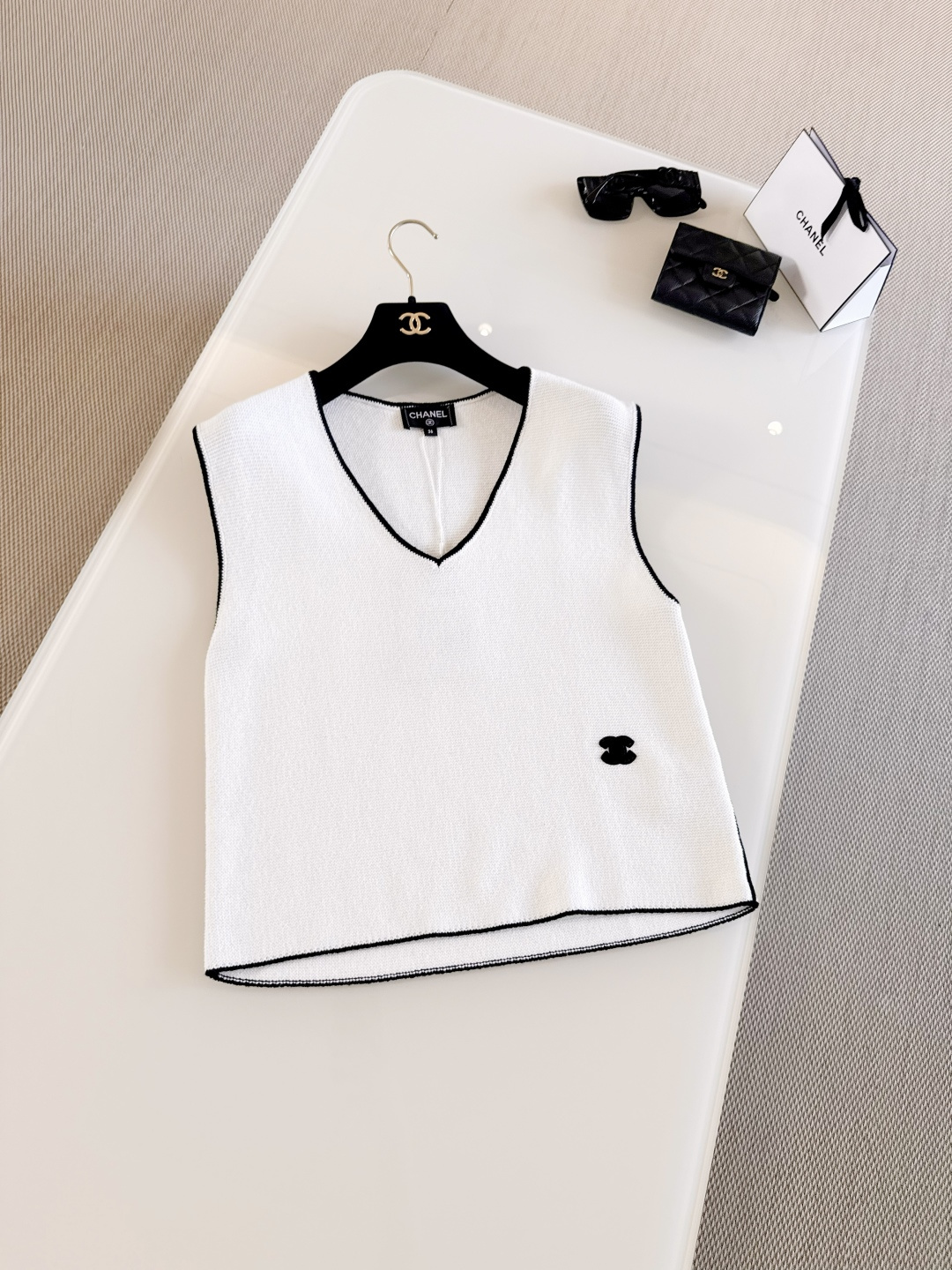 NO:807790,CHA 26S White deep V stretch rib knitted vest. White V-neck knitted vest. Made of high-quality wool. Soft and warm. V-neck + black piping design, simple and elegant. Full score for minimalist style. Sleeveless tailoring. Top quality for sale.19860909CHA 26S 白色深V弹力罗纹针织背心 白色V领针织背心 采用高品质羊毛 柔软又保暖 V领+黑色滚边设计,简约优雅 极简风格满分 无袖剪裁 顶级品质发售,,,Women's clothing