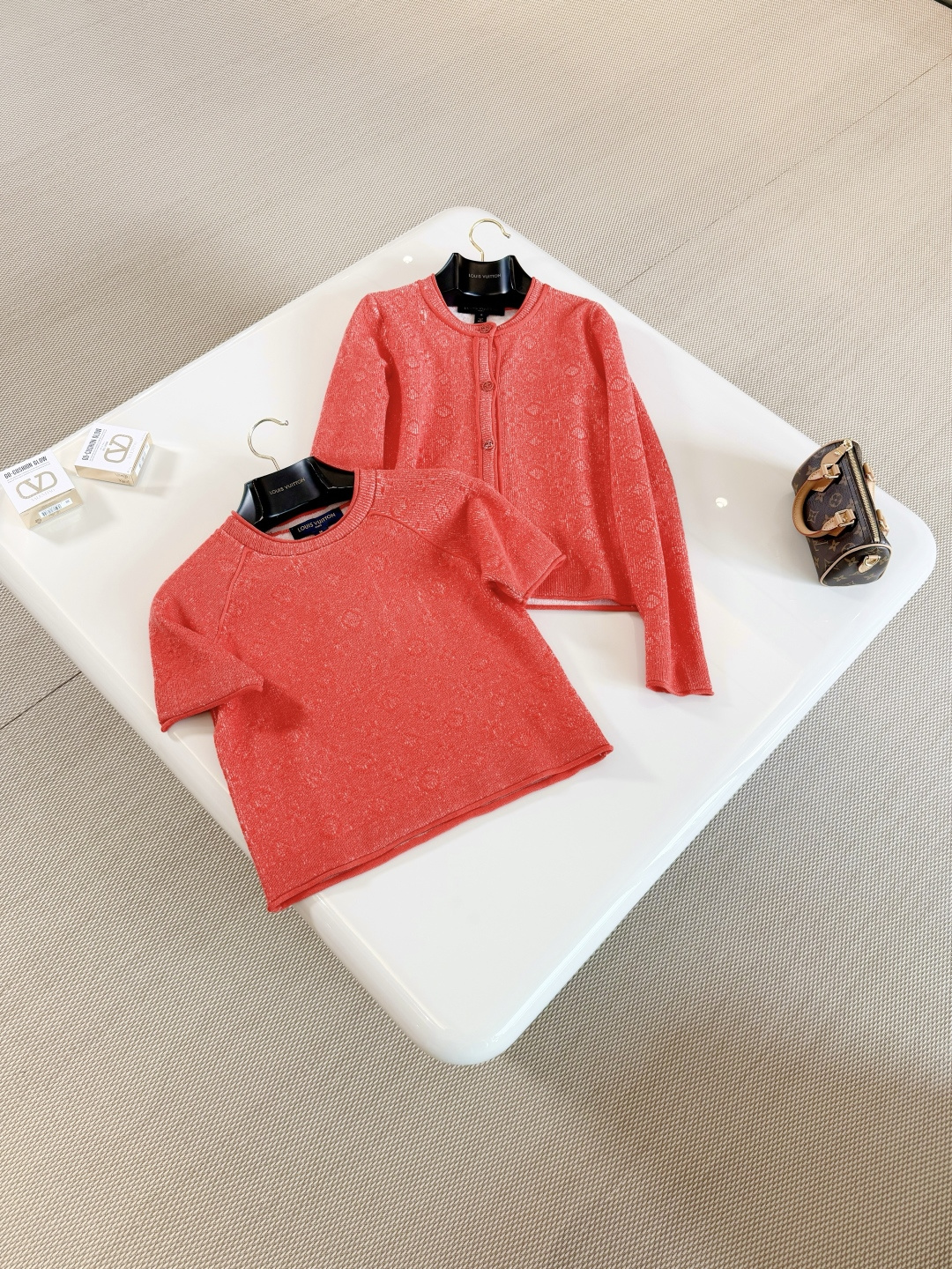 NO:800753,LOUIS 26S Presbyopia jacquard red vertical-breasted knitted cardigan. The double-sided sheep wool and cotton blend give a tweed texture. The jacquard texture brings out bright colors and is embellished with LV hollow buttons. The straight silhouette achieves a warm and comfortable wearing experience,, louis vuitton, louis vuitton,19860909LOUIS 26S 老花提花红色竖排扣针织开衫 令双面绵羊毛和棉混纺呈现粗花呢质感 提花织纹焕现鲜明色彩,点缀LV镂空纽扣 以直身廓形实现温暖舒适的穿着体验,,louis vuitton,louis vuitton,,Women's clothing