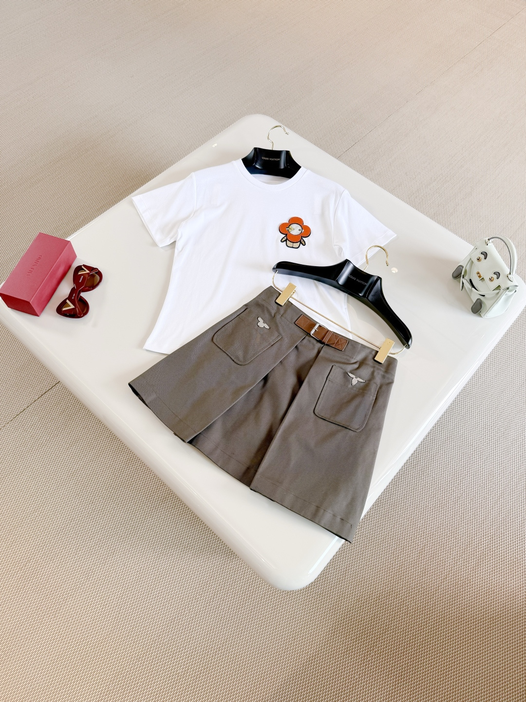 NO:799682,LOUIS 26S workwear military-style gabardine leather belt skirt. The skirt is made of crisp cotton gabardine in a simple A-line shape. Army green color, with front I-shaped inverted pleats. Back waist zipper, showing contemporary college style,,louis vuitton,skirts,19860909LOUIS 26S 工装军旅风华达呢皮革腰带半裙 半身裙以挺括棉质华达呢呈现简明A字版型 军绿色系,搭配正面工字倒褶 后腰拉链 展露当代学院风尚,,louis vuitton,skirts,,Women's clothing