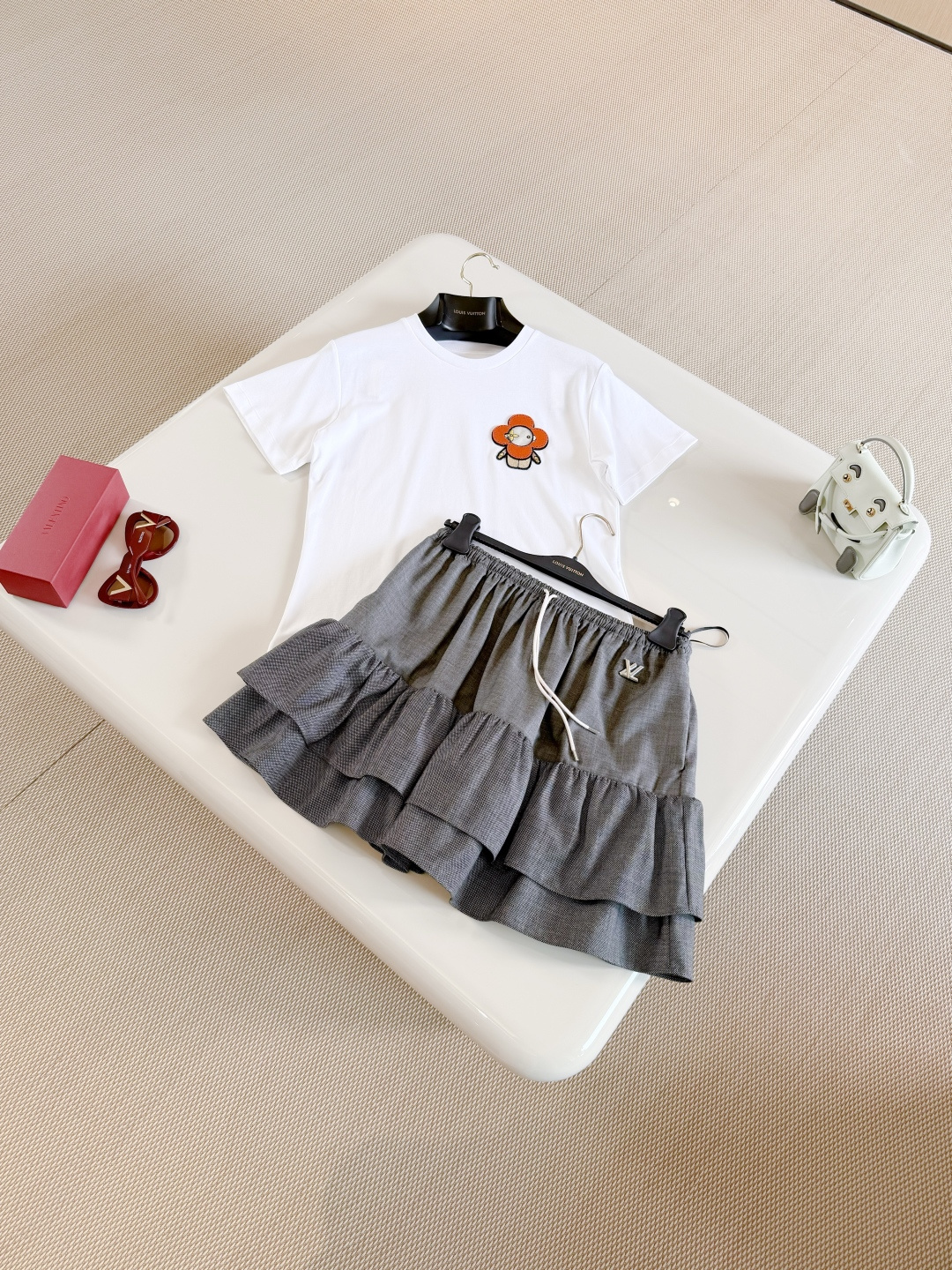 NO:799688,LOUIS 26S Cartoon Doll White Cotton Ribbed T-Shirt Made of soft cotton knitted fabric, with a ribbed crew neck added to the classic straight silhouette. The dynamic style is self-evident. The Vivienne patch on the chest releases a lively interest, louis vuitton, tees, t-shirt,19860909LOUIS 26S 卡通玩偶白色棉质罗纹T恤 取材柔软棉质针织 再为经典直身版型融入罗纹圆领,活力风范不言而喻 胸前Vivienne贴饰释放灵动意趣,,louis vuitton,tees，t-shirt,,Women's clothing