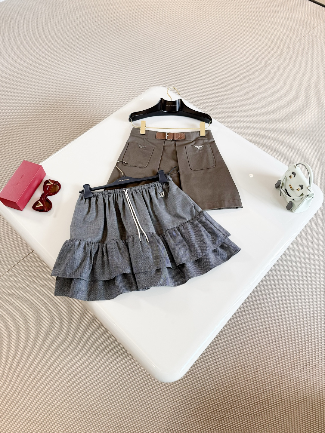 NO:799694,LOUIS 26W gray sheep wool drawstring belt mini skirt. Tailored sheep wool. Uses two different weave silhouette fabrics. It combines sharp tailoring and leisurely style. The layered ruffled hem dances with a rich three-dimensional texture. Embellished with hardware buckles. Top quality, louis vuitton, skirts,19860909LOUIS 26W 灰色绵羊毛抽绳腰带迷你半裙 精裁绵羊毛 运用两种不同织法的廓型面料 融合利落剪裁与悠闲格调、层层荷叶边下摆舞动丰盈立体质感 点缀五金扣 顶级品质,,louis vuitton,skirts,,Women's clothing