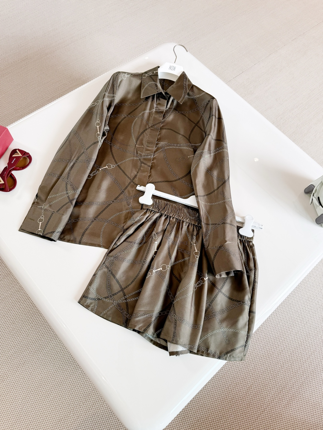 NO:799674,Designer 26W buckle printed dark brown twill satin silk suit. Twill silk satin glossy chain print, retro and modern, lapel design shirt. Pair it with a series of shorts and suit jackets of the same color to easily create a fashionable and layered sense of laziness. Shorts, jackets & coats, shirts, business suit, real silk,19860909设计师 26W 扣环印花深棕色斜纹缎真丝套装 斜纹真丝缎光光泽链条印花复古又现代,翻领设计衬衫 搭配系列同色系短裤西装外套 轻松打造时髦层次慵懒感,,shorts,jackets & coats,shirts,business suit,real silk,,Women's clothing