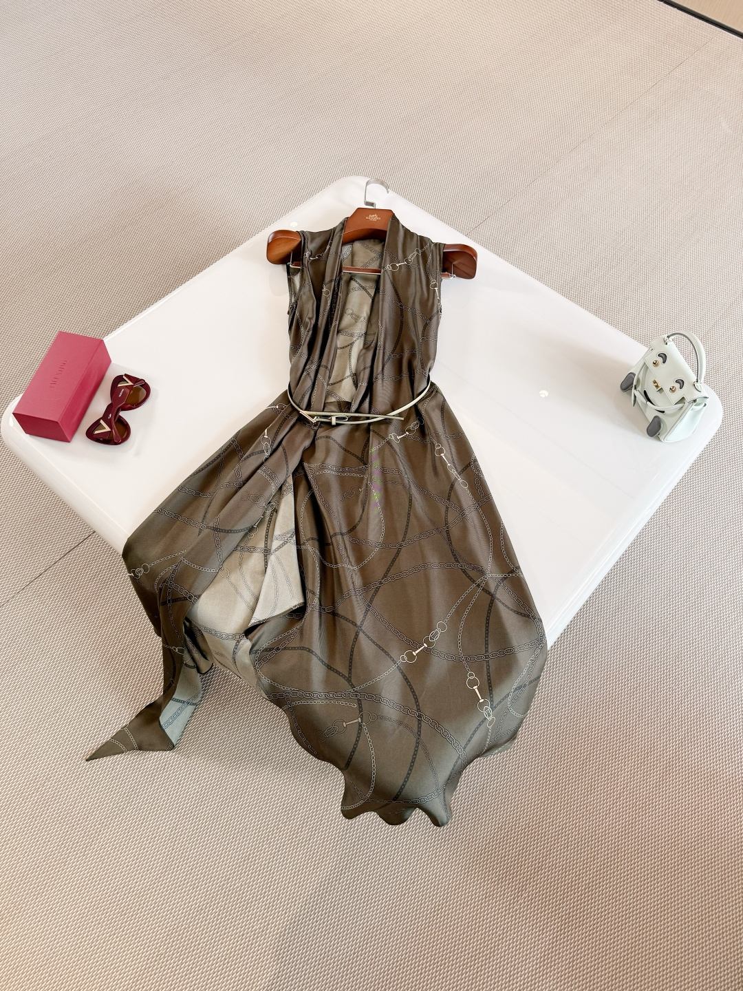 NO:799671,Designer 26W Paris Line series chain vest dress. It is made of heavy twill silk fabric and has a light silhouette. It has a curved cut and a chain pattern. It is fashionable and recognizable. The belt design modifies the waistline and highlights the noble level. It is noble and graceful. Skirts, real silk,19860909设计师 26W 巴黎线系列锁链背心连衣裙 采用重磅斜纹真丝面料轻盈廓形 弧形剪裁环形锁链图案 时髦又有辨识度,腰带设计修饰腰线 凸显高贵层次 高贵曼妙,,skirts,real silk,,Women's clothing