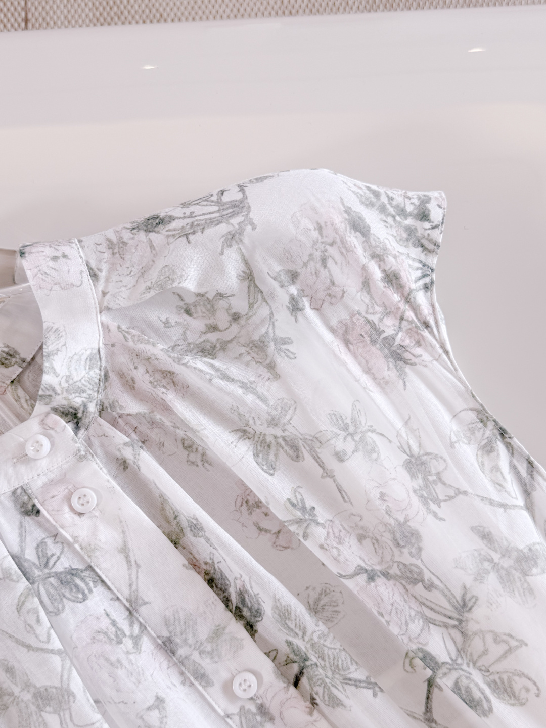 NO:799679,Dress Details CD engraved button shape, silk cotton material is light and soft, high waist and small flying sleeves design, flattering the body shape and looking elegant,,skirts,19860909连衣裙 细节 CD刻字纽扣造型 丝棉材质轻盈柔软 高腰小飞袖设计 修饰身形又显优雅,,skirts,,Women's clothing