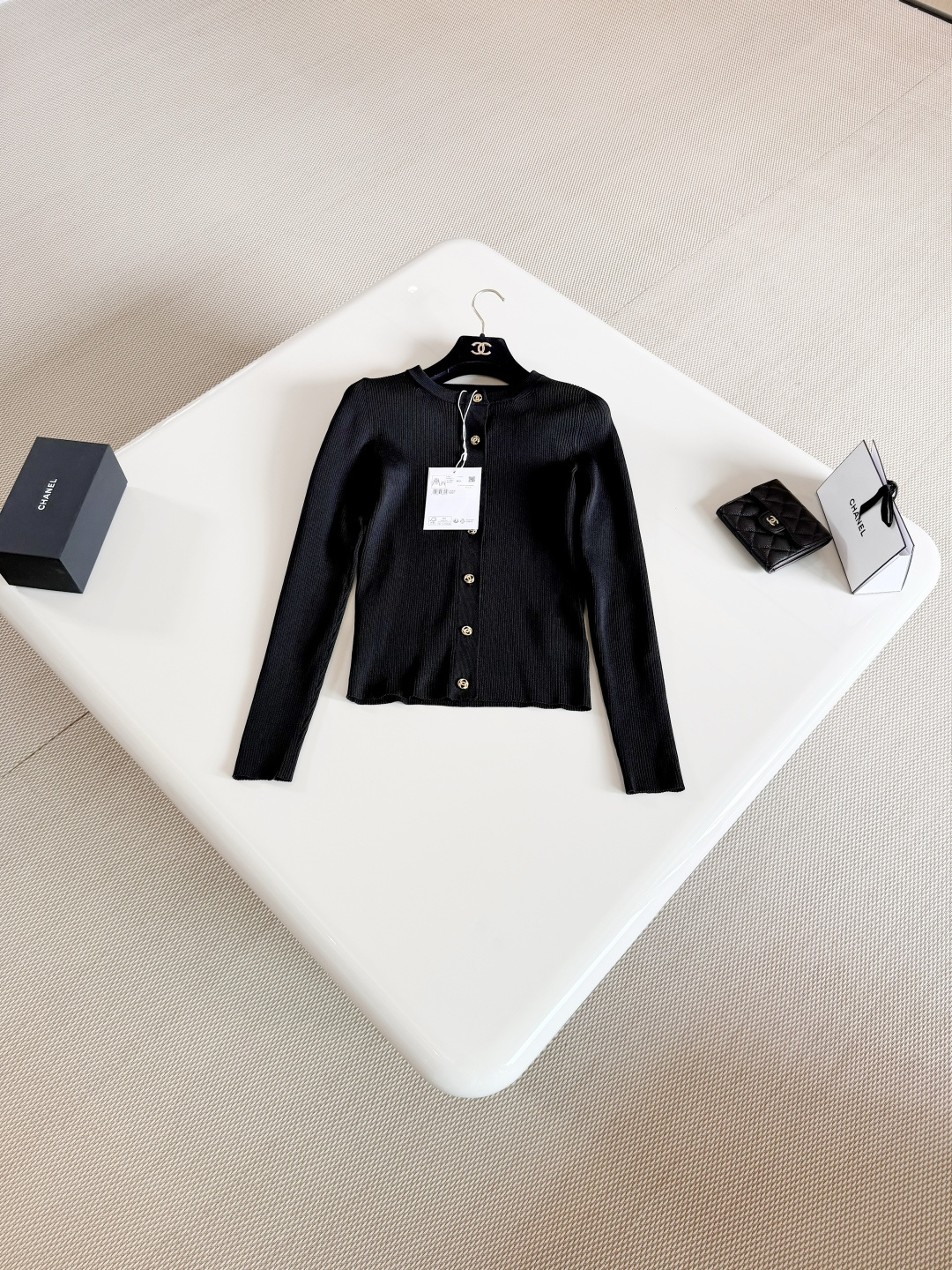 NO:802377,CHA 26S Black Double C Gold Button Stretch Knitted Cardigan Black Knitted Cardigan Classic Rib Texture Soft Skin Fit Round Neck + Gold Double C Button Full Details, Black Gentle and Elegant Slim Tailoring Easily Switch Between Multiple Styles Top Quality Sale,,19860909CHA 26S 黑色双C金扣弹力针织开衫 黑色针织开衫 经典罗纹纹理 柔软贴肤 圆领+金色双C纽扣 细节满分,黑色温柔优雅 修身剪裁 轻松切换多种风格 顶级品质发售,,,Women's clothing