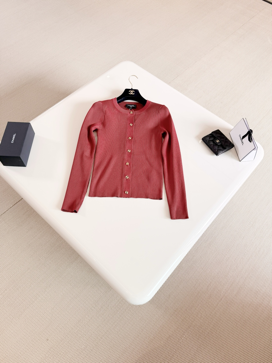NO:802371,CHA 26S Burgundy double C gold buckle stretch knitted cardigan Burgundy knitted cardigan Classic rib texture soft and skin-friendly Round neck gold double C buttons Perfect details, burgundy gentle and elegant Slim tailoring Easily switch between multiple styles Top quality sale,,19860909CHA 26S 酒红色双C金扣弹力针织开衫 酒红色针织开衫 经典罗纹纹理柔软贴肤 圆领金色双C纽扣 细节满分,酒红色温柔优雅 修身剪裁 轻松切换多种风格 顶级品质发售,,,Women's clothing