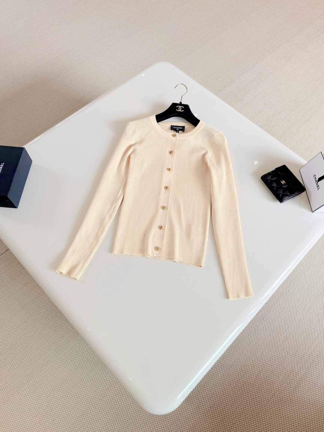 NO:802368,CHA 26S Cream double C gold button elastic knitted cardigan Cream yellow knitted cardigan Classic rib texture soft and skin-friendly Round neck gold double C button Full of details, gentle and elegant Slim tailoring Easily switch between multiple styles Top quality sale,,19860909CHA 26S 奶油色双C金扣弹力针织开衫 奶油黄针织开衫 经典罗纹纹理柔软贴肤 圆领金色双C纽扣 细节满分,温柔优雅 修身剪裁 轻松切换多种风格 顶级品质发售,,,Women's clothing