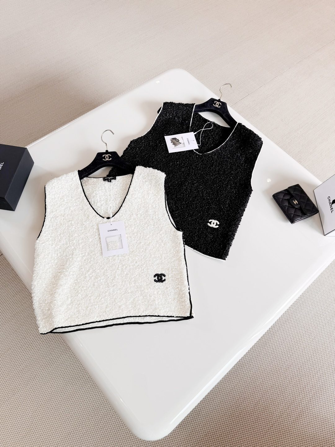 NO:802380,CHA 26S black and white tweed deep V knitted top. Classic tweed material. The texture is thick and layered. The double C logo in the lower left corner is very recognizable. The V-neck design modifies the neck line. The sleeveless cut is refreshing and comfortable. Elegant and casual style. Top quality for sale.19860909CHA 26S 黑白粗花呢深V针织上衣 经典粗花呢材质 质感厚实有层次 左下角双C标志超有辨识度 V领设计修饰颈部线条,无袖剪裁清爽舒适 优雅随性风 顶级品质发售,,,Women's clothing