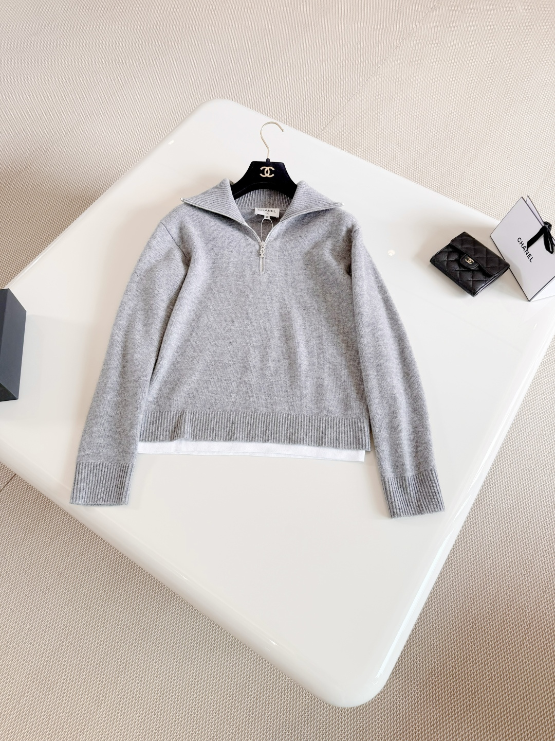 NO:802385,CHA 26S lapel white and gray color-blocked lapel knitted wool top. Gray half-zip sweater. Made of high-quality cashmere, soft and skin-friendly half-zip lapel design. Simple and practical, gray low-key and versatile. Loose fit. Top quality for sale.19860909CHA 26S 翻领白灰拼色翻领针织羊毛上衣 灰色半拉链针织衫 采用高品质羊绒柔软亲肤半拉链翻领设计 简约又实用,灰色低调百搭 宽松版型 顶级品质发售,,,Women's clothing