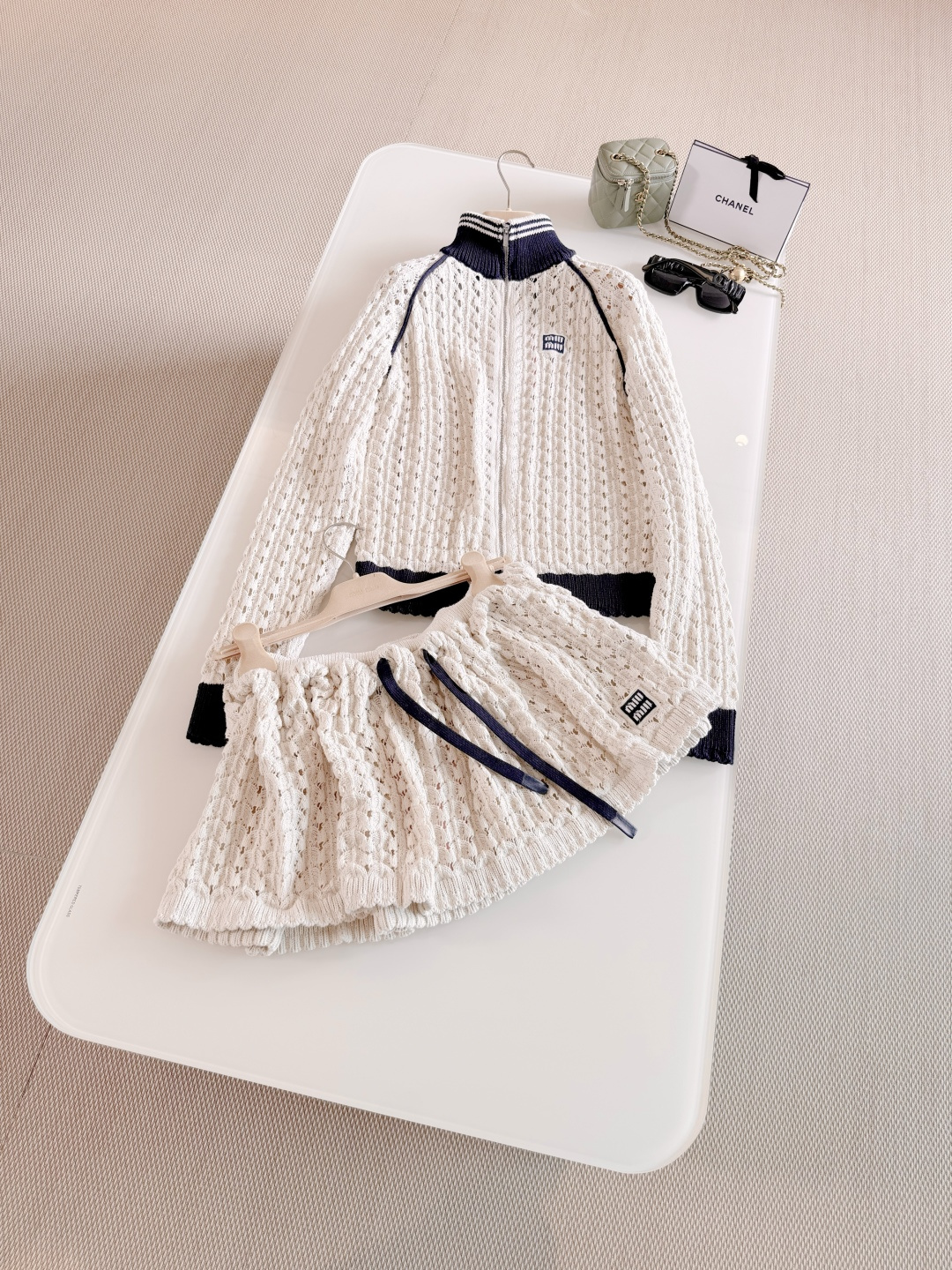 NO:802389,MIU 26S College style hollow zipper knitted jacket and skirt suit. Beige hollow knitted cardigan with black contrast rib collar, cuffs and hem. Sweet and cool retro style, hand-crocheted scallop-shaped hollow texture. Breathable and layered. Top quality for sale,,miumiu,skirts,jackets & coats,19860909MIU 26S 学院风镂空拉链针织夹克半裙套装 米杏色镂空针织开衫 搭配黑色撞色罗纹领口 袖口和下摆 甜酷复古风,手工钩织扇贝形镂空纹理 透气又有层次感 顶级品质发售,,miumiu,skirts,jackets & coats,,Women's clothing