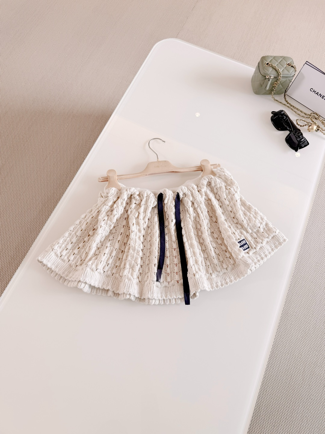 NO:802393,miu college-style hollow knitted drawstring mini skirt. Off-white hollow knitted skirt. It is breathable and layered using crochet technology. The skirt is dark blue with edge + drawstring design, which has both a girlish and high-end feel. Top quality for sale,,miumiu,skirts,19860909miu学院风镂空针织抽绳迷你半身裙 米白色镂空针织半裙 采用钩花工艺透气又有层次感 裙身藏蓝撞边+抽绳设计,少女感和高级感兼具 顶级品质发售,,miumiu,skirts,,Women's clothing