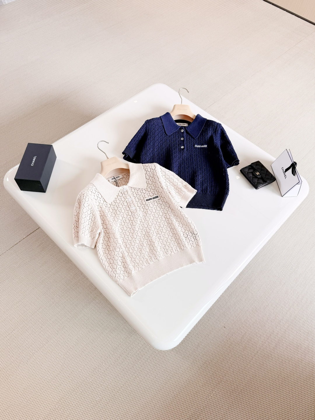 NO:802943,MIU 26S Hollow knitted navy blue college-style lapel top. Hollow knitted Polo shirt is made of soft and breathable knitted material. Classic lapel short-sleeved design, the logo on the chest is very recognizable. The hollow texture is full of layers. Top quality sale,,miumiu,T-shirt,19860909MIU 26S 镂空针织藏蓝学院风翻领上衣 镂空针织Polo衫采用柔软透气针织材质 经典翻领短袖设计,胸前logo超有辨识度 镂空纹理层次感十足 顶级品质发售,,miumiu,T-shirt,,Women's clothing