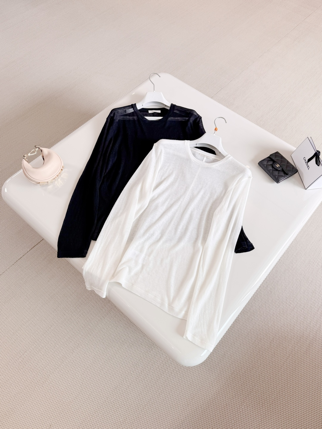 NO:802953,THE RO 26S black and white knitted slightly see-through long-sleeved base T-shirt, fitted and slightly loose cut, no more, no less. It can modify the body shape without being too tight or bloated. The precise sense of relaxation makes the upper body neat and straight. Top quality for sale, tees, t-shirt,19860909THE RO 26S 黑白针织微透长袖打底T恤 合身微宽松剪裁 不多一分 不少一毫 既能修饰身形 又不会过分紧绷或臃肿,精准的松弛感上身效果利落挺拔 顶级品质发售,,tees，t-shirt,,Women's clothing